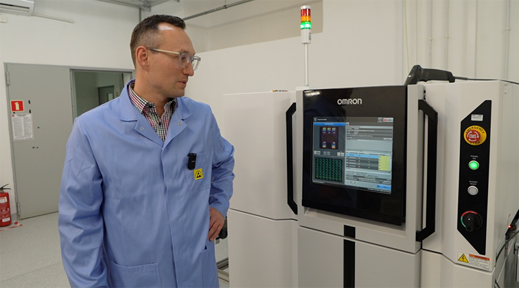 Krzysztof Torczyński presenting the new AOI machine for 3D optical inspection of PCBA. Photo by Agnieszka Kubasik