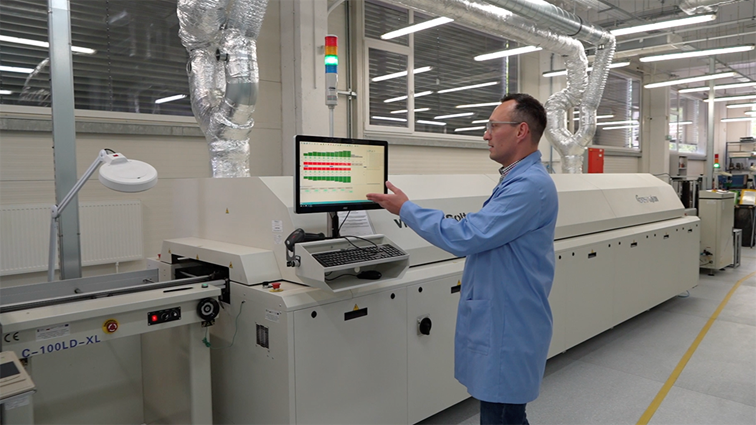 President Torczyński discussing temperature profiles in a soldering furnace and their role in electronics production. Photo by Agnieszka Kubasik